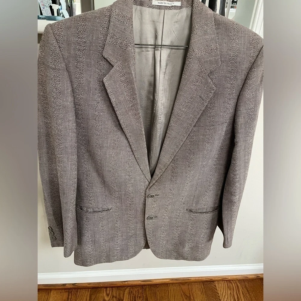 Yves Saint Laurent, man sport coat/ Jacket. Pre owned size 42 /44